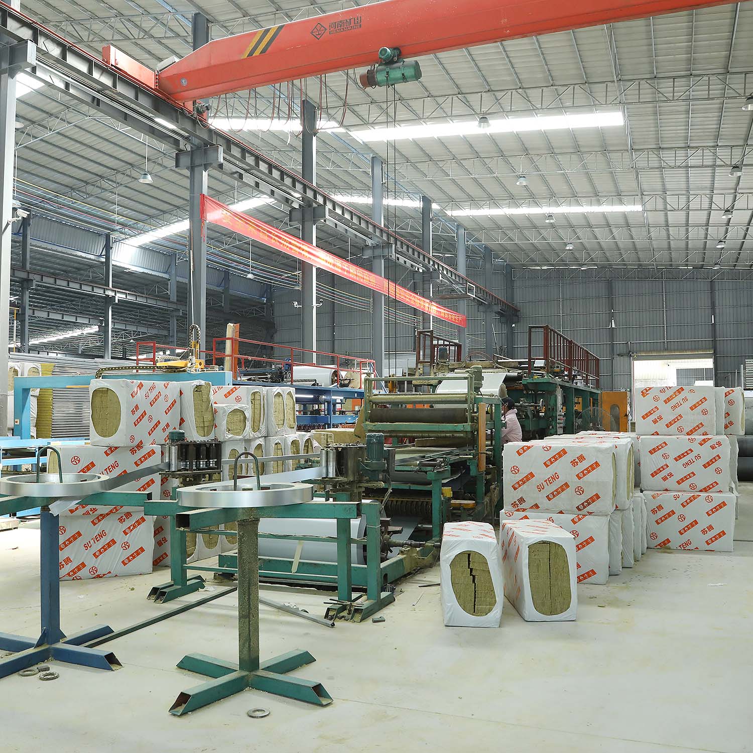 Sandwich panel production for steel building envelope