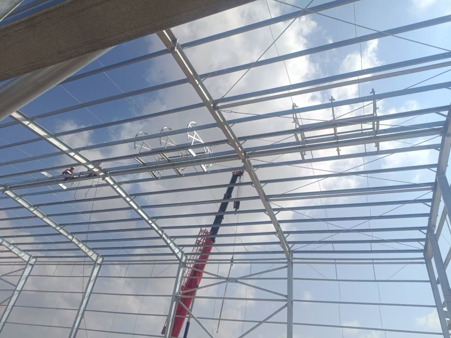 Roof framing and lifting work during the Djibouti steel building installation