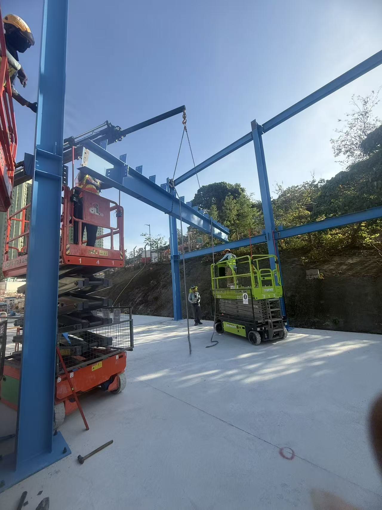 Lift equipment supporting steel structure installation work on the Hong Kong Chai Wan project
